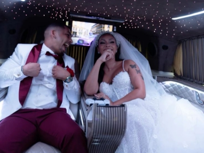 Un couple en joie dans une limousine de 228 transfers en se dirigeant vers le lieu de la cérémonie de mariage.